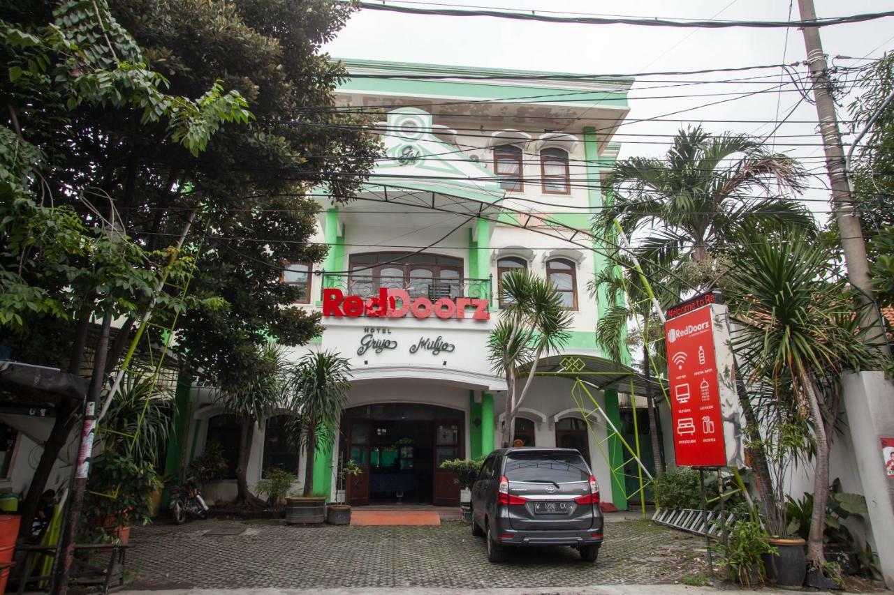 RedDoorz @ Genteng Surabaya 2 Exterior foto